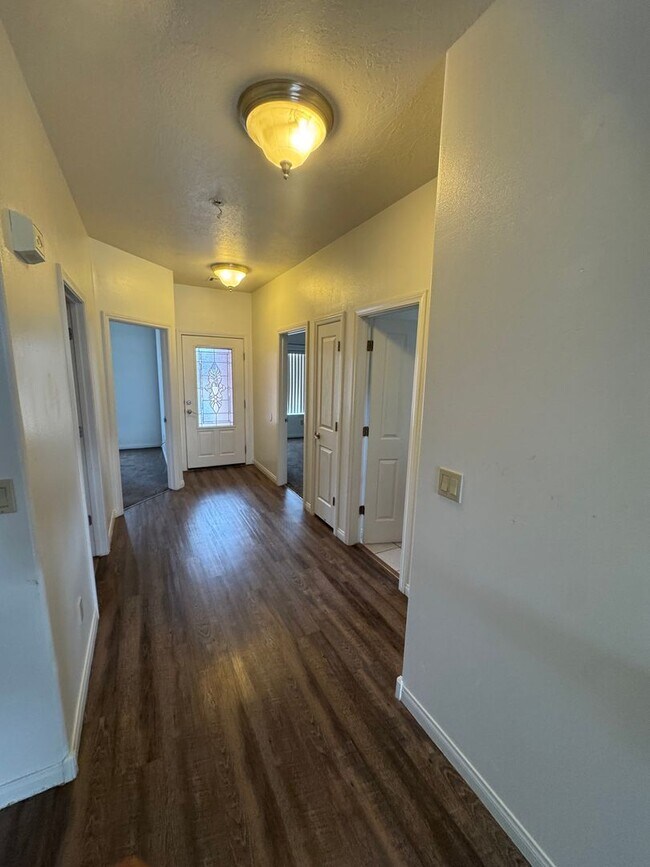 Foto del edificio - 3-bedroom 2-bathroom home with a two car g...