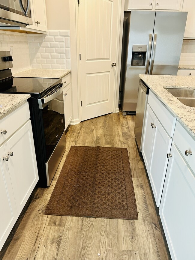 Kitchen - 1st Floor (Microwave, Electric Stove, Oven, Refrigerator, Dishwasher provided) - 373 Stoneybrook Dr