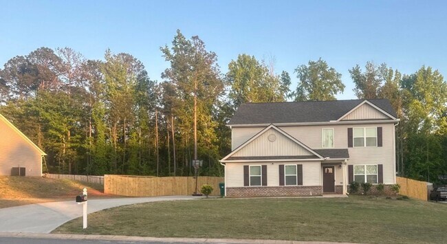 Foto del edificio - 4BR/2.5BA | Newly Renovated Single Family Home | Fully Fenced Backyard| In  Milledgeville!