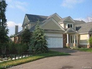 Building Photo - 1030 Oakwood Dr