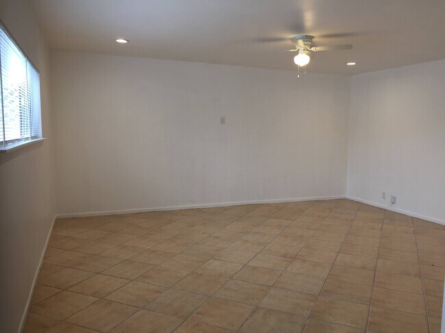Foto del edificio - 640 N Fuller Ave