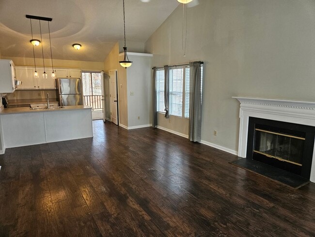 Foto del edificio - Darling 3br/2ba home. Available now! Scree...