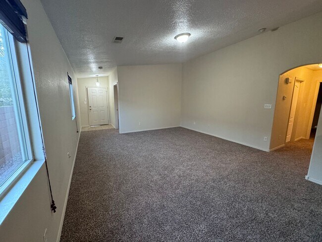Building Photo - 3 bed 2 bath 1400 sq ft home. New Flooring...