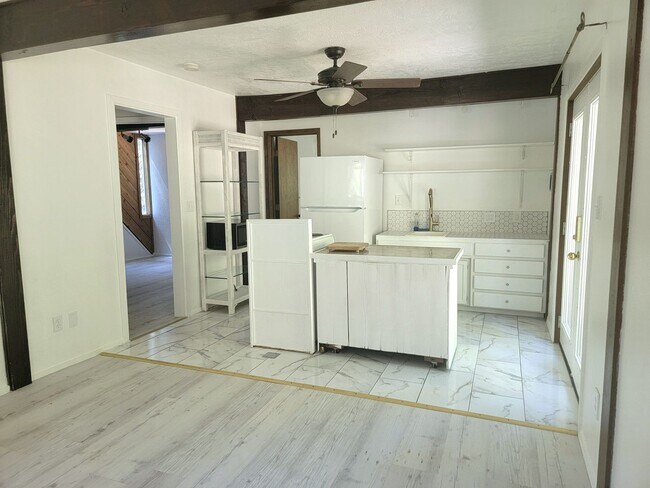 Foto del edificio - Newly renovated top floor apartment in Cas...