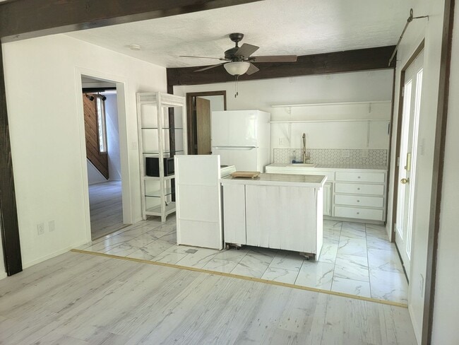 Building Photo - Renovated Cascade shores apartment