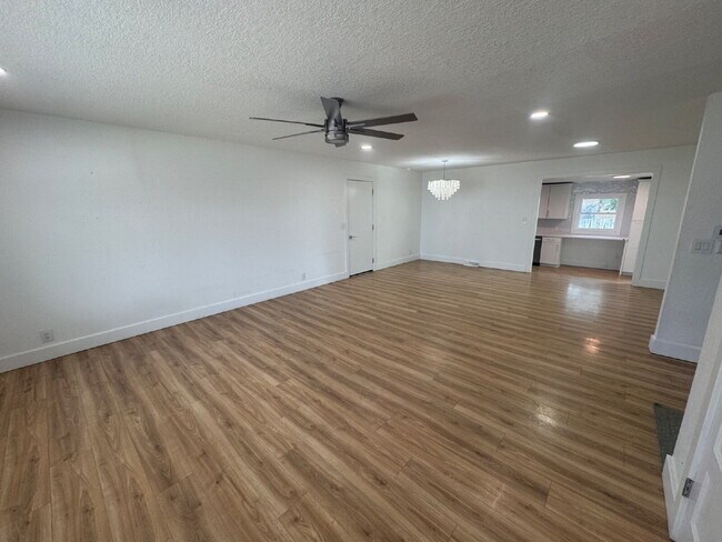 Building Photo - 1014 S Rosalie Ave