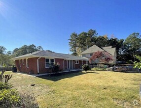 Building Photo - 1802 Briarlake Cir