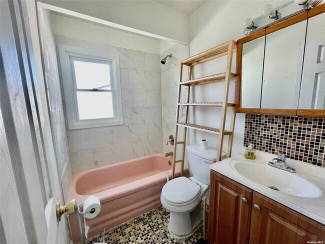 Building Photo - 206 Hunnewell Ave