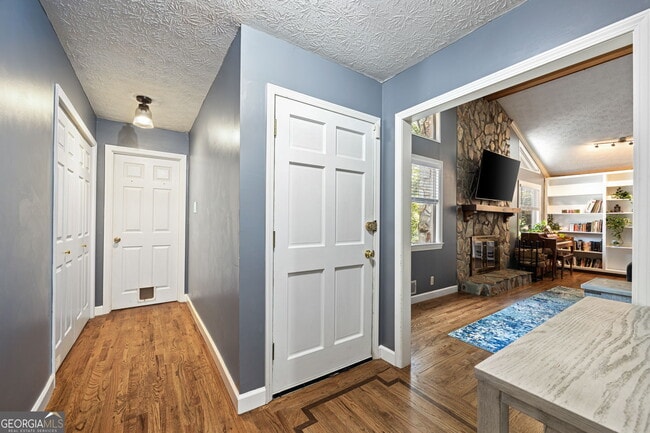 Building Photo - 2076 Lake Ridge Terrace