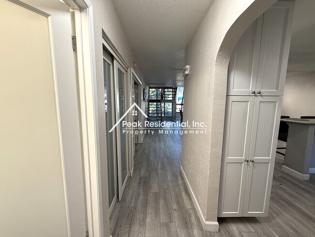 Building Photo - Updated 3 bd/3 ba Condo in Sacramento with...