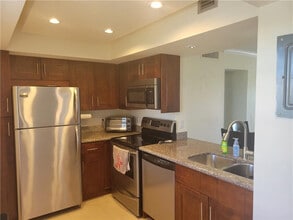 Building Photo - 3050 N Palm Aire Dr