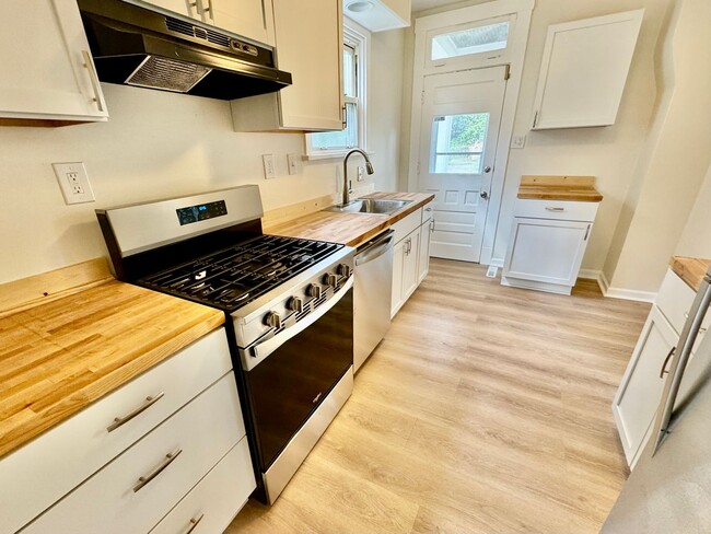Building Photo - 4 Bed/1 Bath Home in Beechview with Bonus ...
