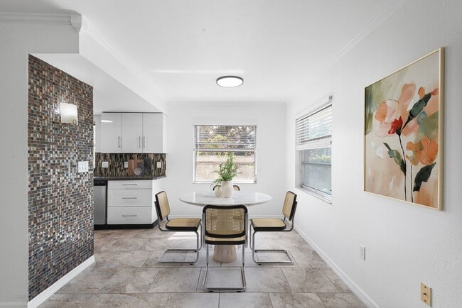 Building Photo - ST PETE APARTMENT FOR RENT!!