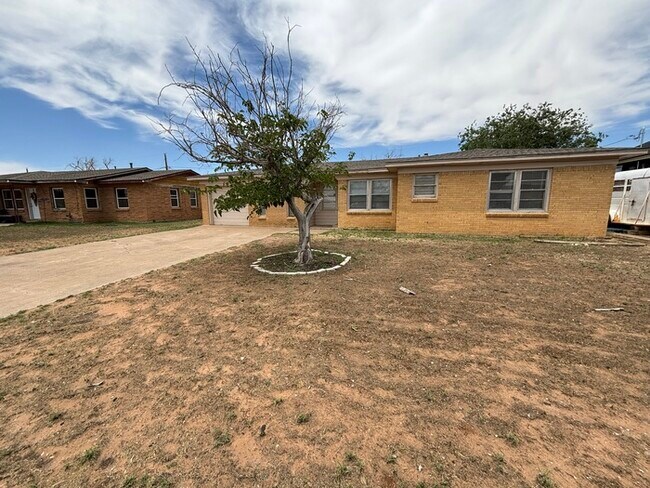 Building Photo - 3 bed 1.5 bath, move in ready!