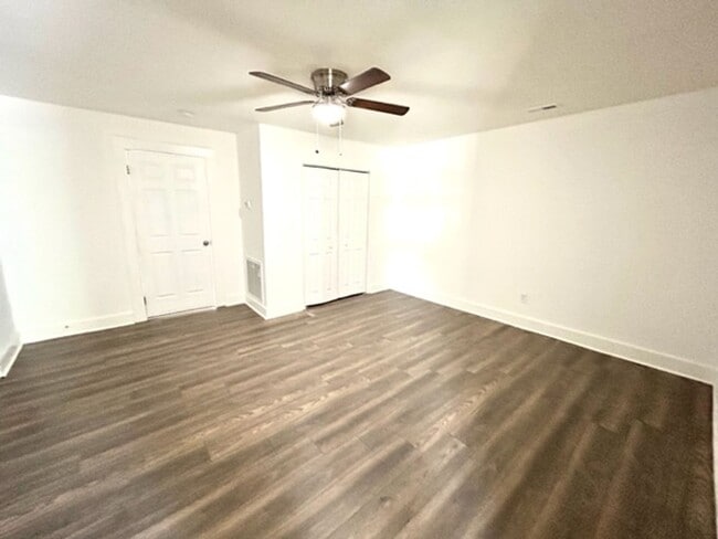 Building Photo - MOVE IN READY TWO BEDROOM ONE BATH - GREAT...