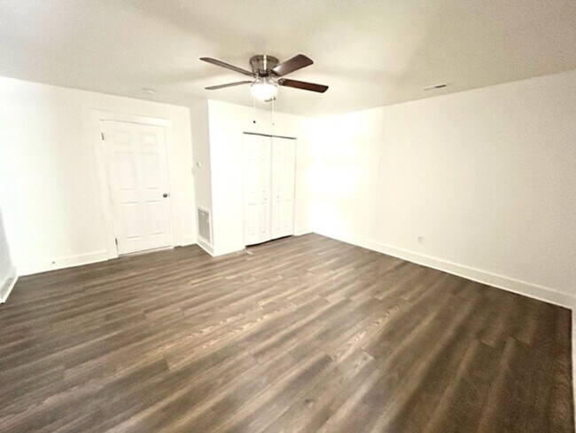 Foto del edificio - MOVE IN READY TWO BEDROOM ONE BATH - GREAT...
