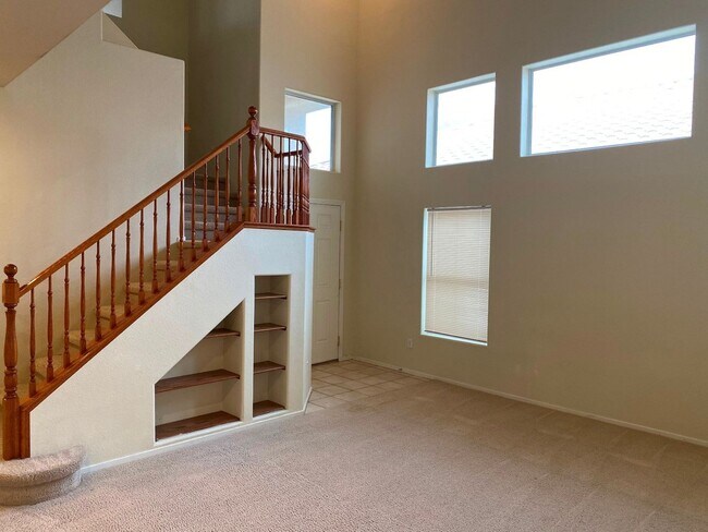 Foto del edificio - Beautiful & spacious home on an oversized ...