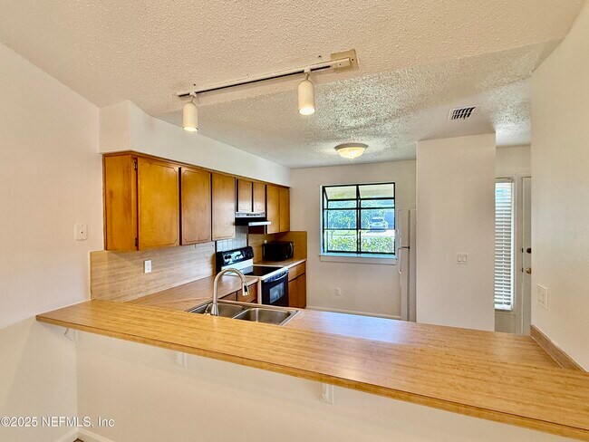 Building Photo - 665 10th Pl S