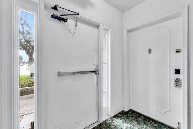 Foto del edificio - 1821 NE 62nd St