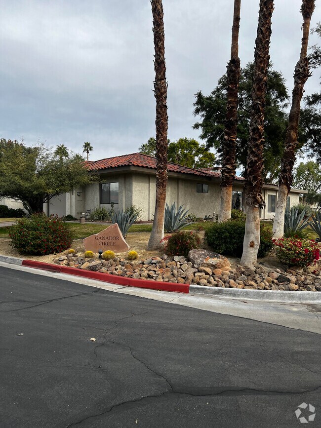 Apartamentos de renta en Sunrise Oasis Palm Springs, CA