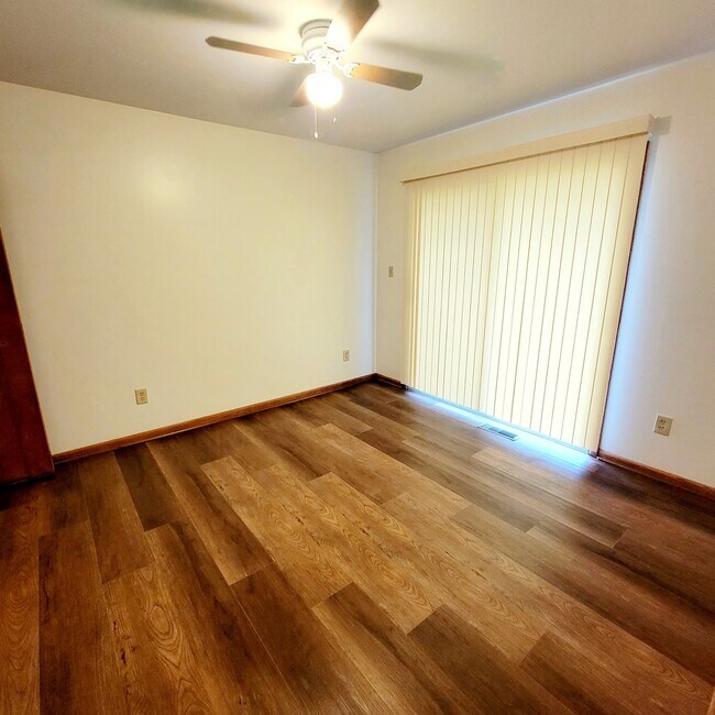 Building Photo - 2279 Lyndhurst Ave