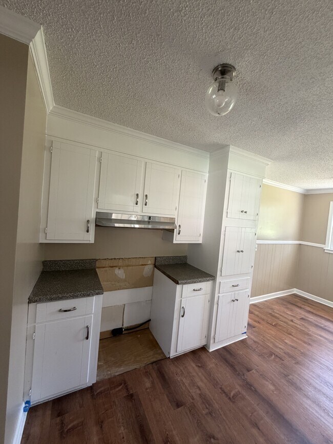 Building Photo - 3208 Downes Grove Rd