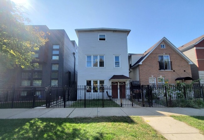 Building Photo - 2212 N Talman Ave