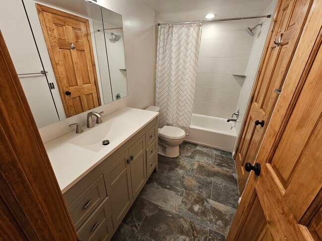 Building Photo - 808 Jones Dr