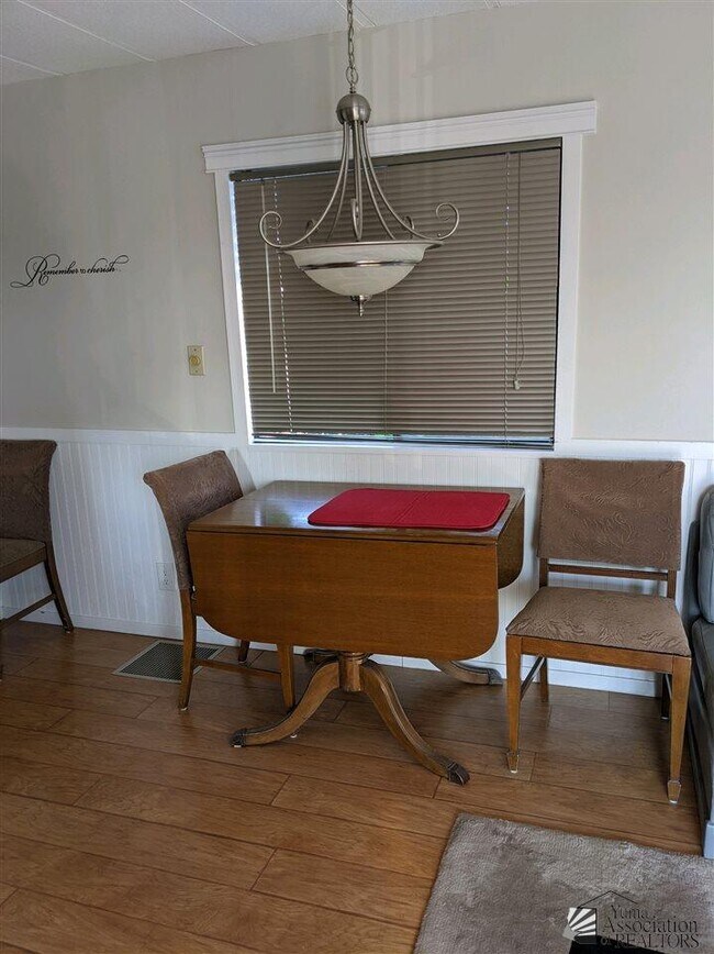 Foto del edificio - 13827 E 49th St