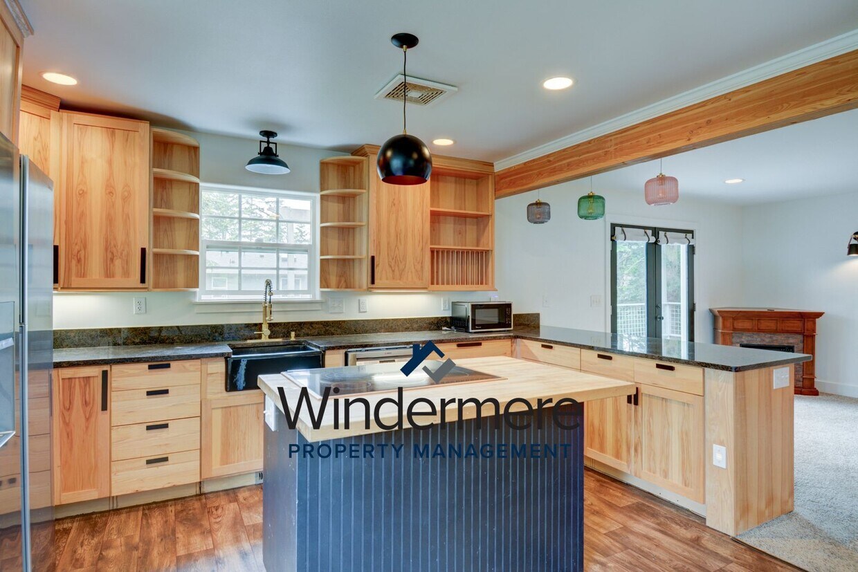 Foto principal - 3 Bed 4 bath with a bonus room (Coupeville)