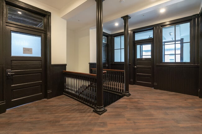 Pasillo de escalera del segundo piso - 818 12th St