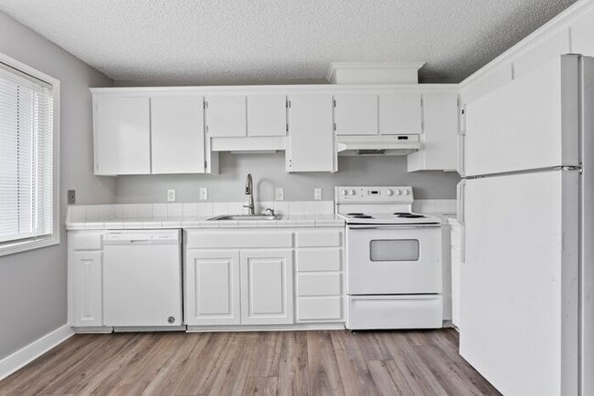 Building Photo - Great 2 bed 1 bath Ready Now! pets OK!!