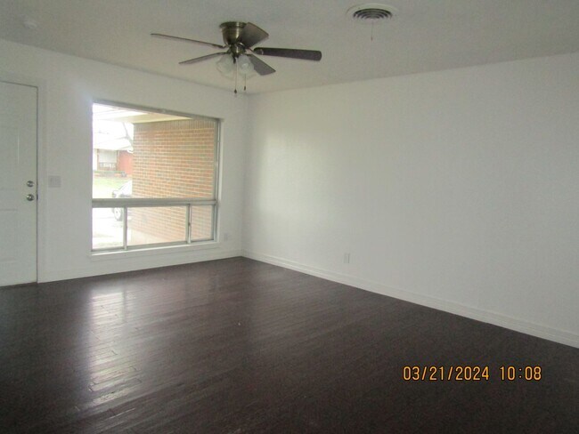 Building Photo - Freshly Painted Home! Pet's Negotiable wit...