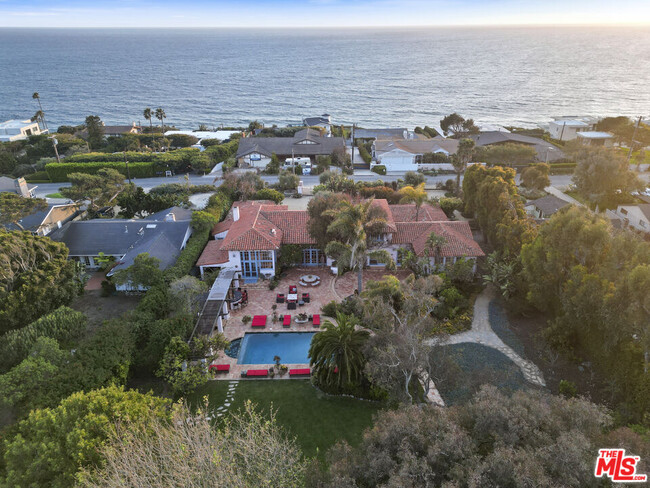 Foto del edificio - 7332 Birdview Ave