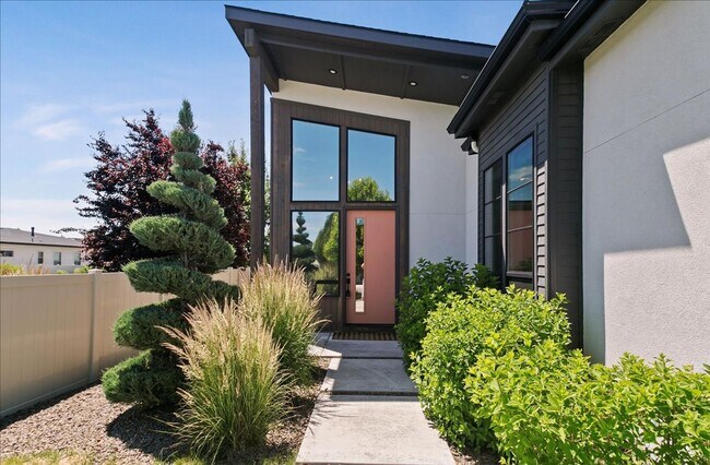 Building Photo - Modern Luxury Meets Everyday Comfort in Me...