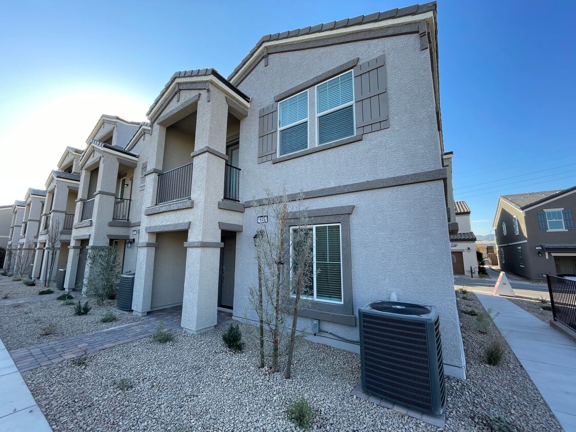 Foto principal - GATED 3 Bedroom townhome - oversized 2 car...