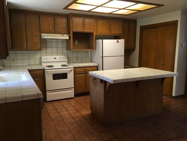 Foto del edificio - Charming Home, with detached garage