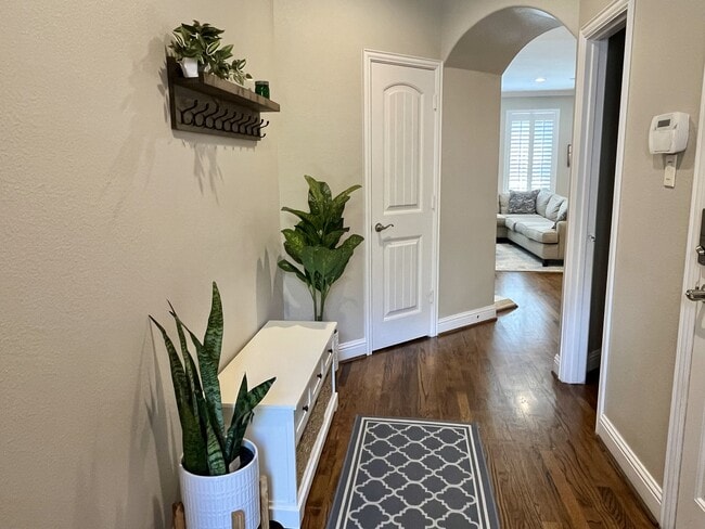 Entryway - 5620 Belmont Ave