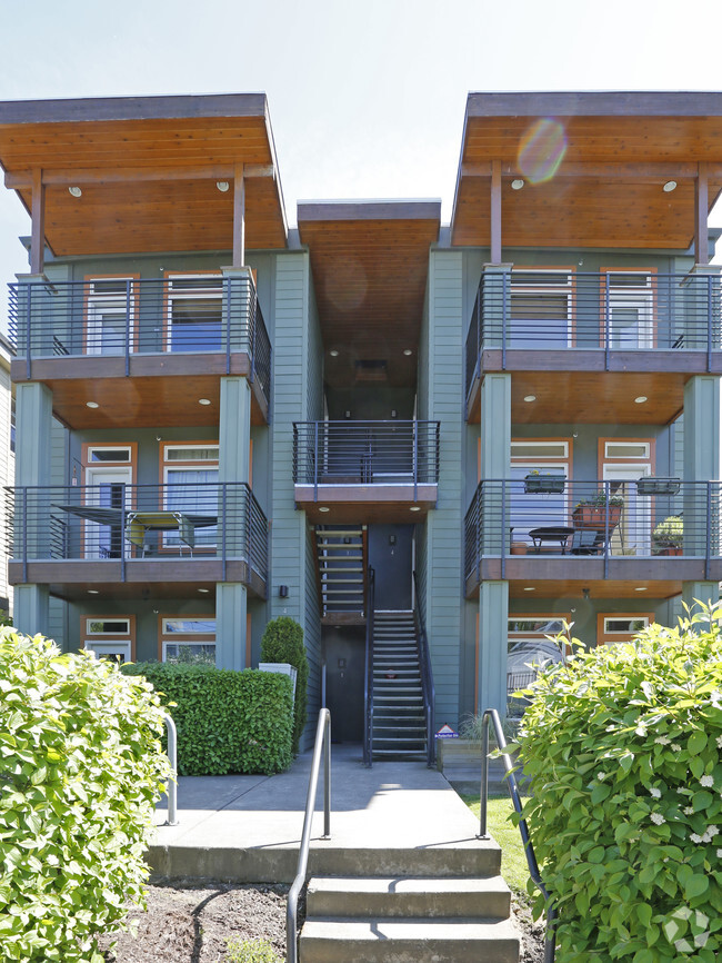 Building Photo - Mississippi Overlook Condos