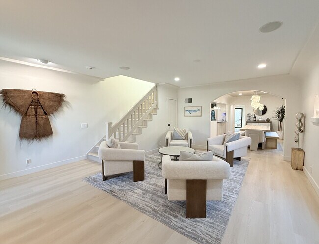 Building Photo - Experience Luxury at Windansea Beach: with...