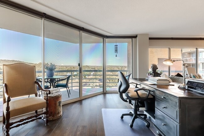 Building Photo - 1006 Guadalupe St