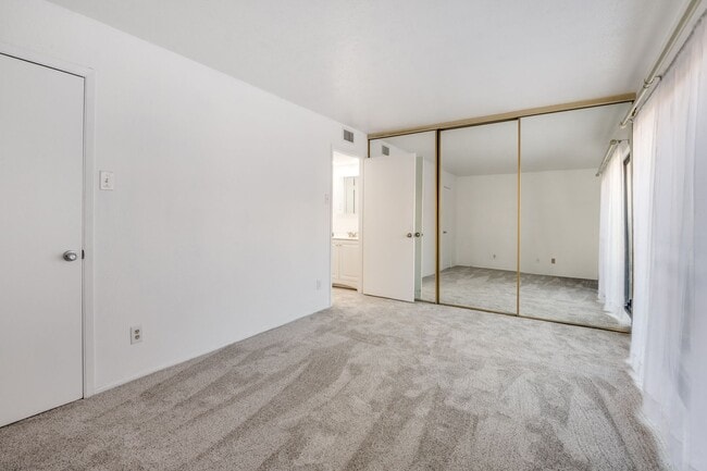 Building Photo - Exclusive 1 Bed Condo • 1st Floor • Pool A...