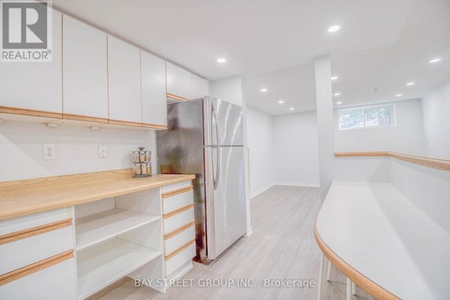 Photo du bâtiment - 65 Davis Rd