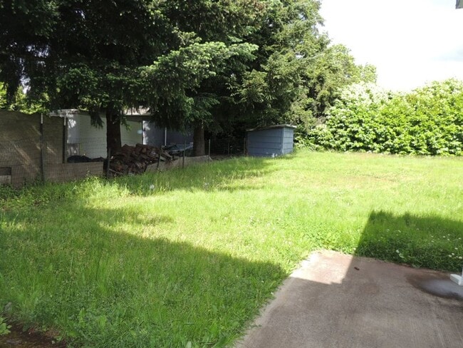 Building Photo - Charming Bungalow in SE Portland * Huge Yard * Covered Patio