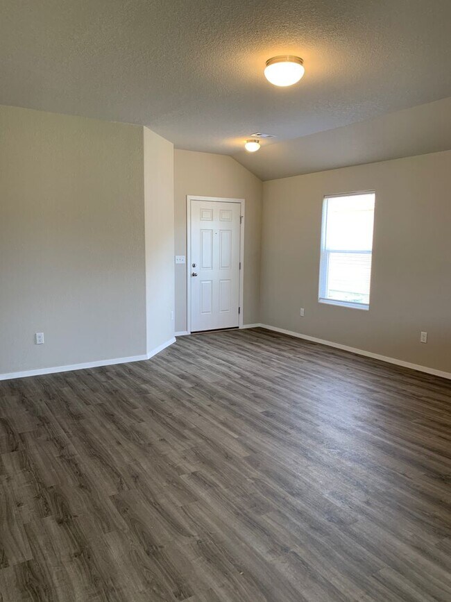 Building Photo - Ready Now- 3 Bed Home - Fayetteville AR!