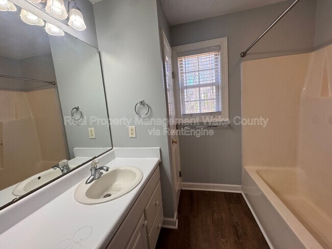 Building Photo - 828 Shackleton Rd