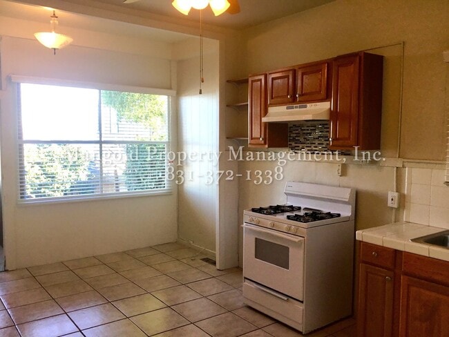 Foto del edificio - 2 Bed 1 Bath  New Monterey Home with Scenic Bay Views and Spacious Yard