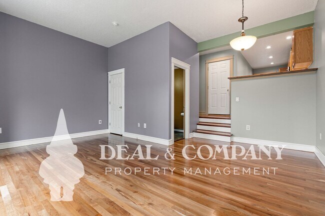 Building Photo - Inviting Parkrose Heights Townhome