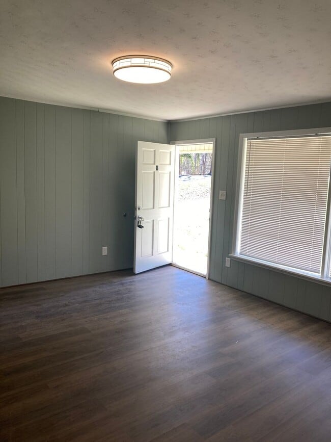 Building Photo - 915 W 56th St