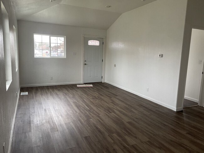 Foto del edificio - Welcome to this charming 2 bedroom, 2 bath...